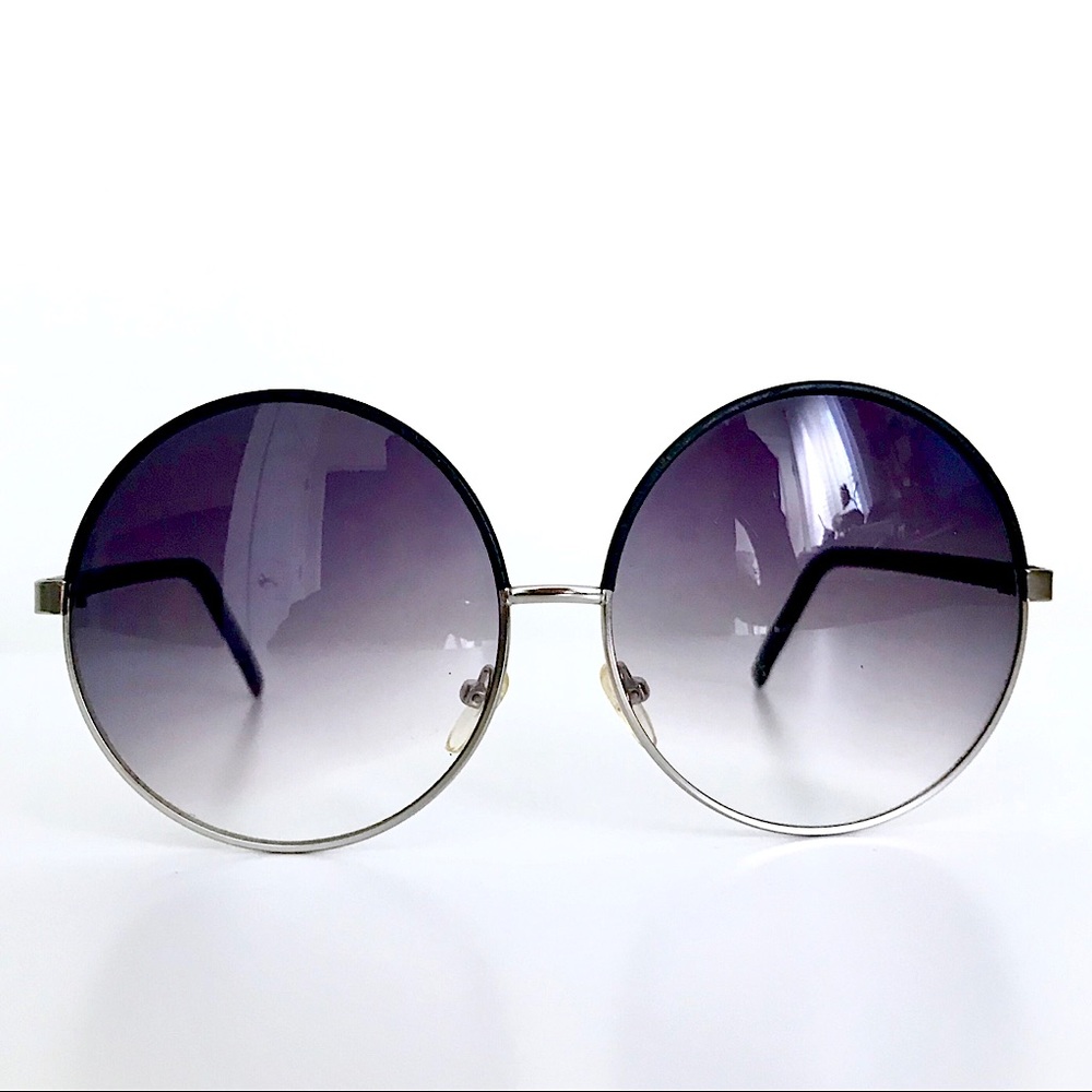 Top Rimmed Round Retro Sunnies — Smoke Gradient